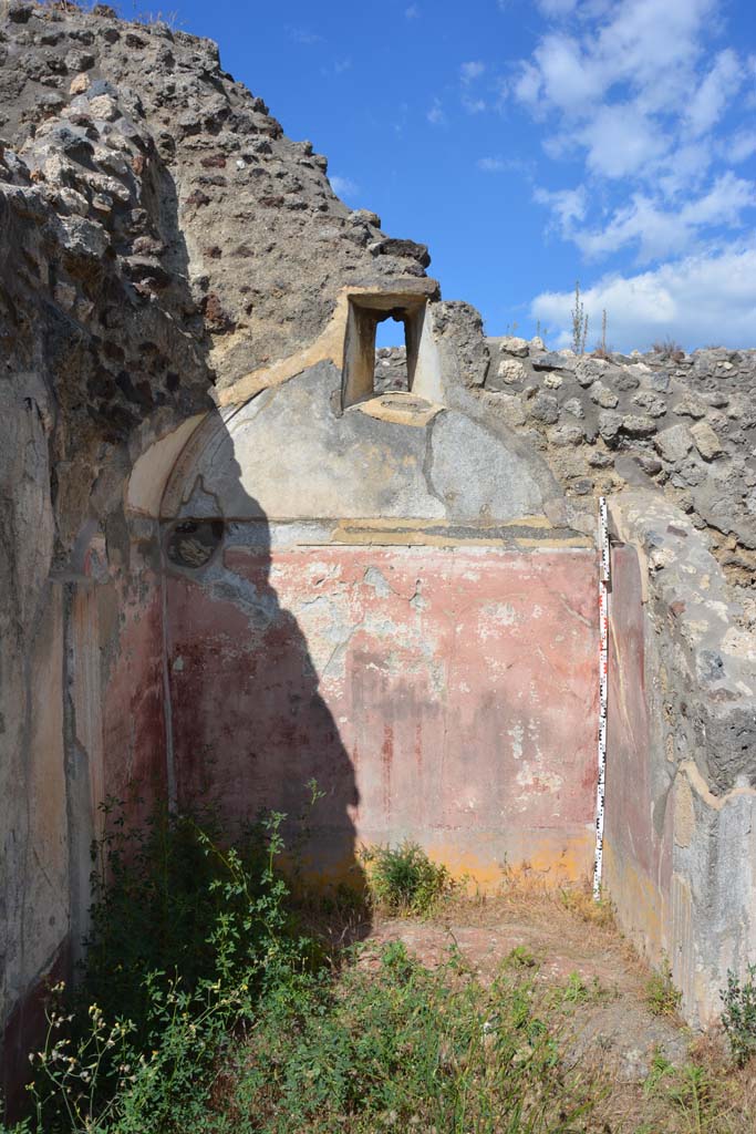 IX.5.18 Pompeii. May 2017. Room n, looking east, from room l (L).
Foto Christian Beck, ERC Grant 681269 DÉCOR.
