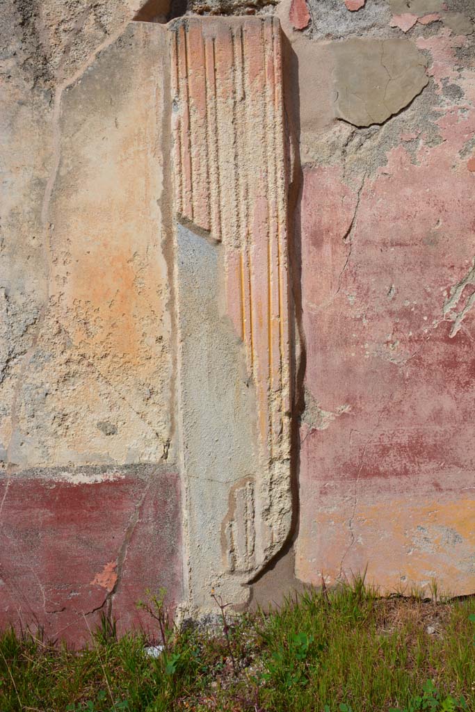 IX.5.18 Pompeii. March 2017. 
Room n, detail of decorative pilaster separating north wall of rooms l(L) and p.
Foto Christian Beck, ERC Grant 681269 DÉCOR.


