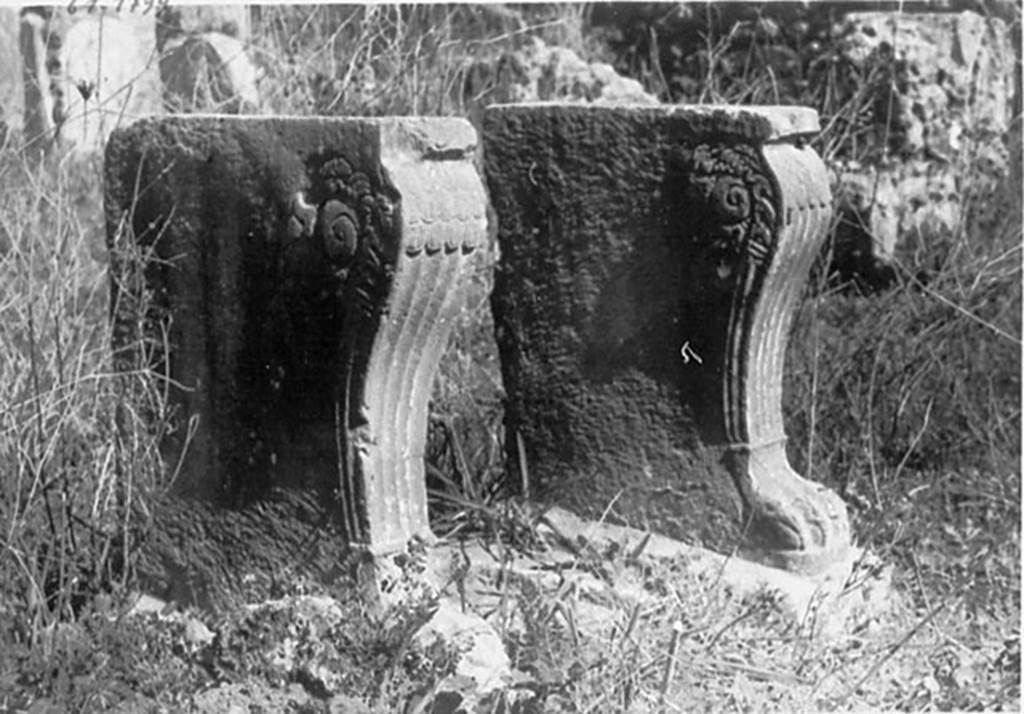 IX.5.18 Pompeii. 1961 photo of table legs in situ in atrium “b”.
DAIR 61.1126. Photo © Deutsches Archäologisches Institut, Abteilung Rom, Arkiv. 
See http://arachne.uni-koeln.de/item/marbilderbestand/936487
