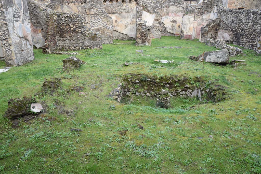 IX.5.18 Pompeii. March 2017. Room b, looking north across west side of pool in atrium/garden area.
Foto Christian Beck, ERC Grant 681269 DÉCOR.
