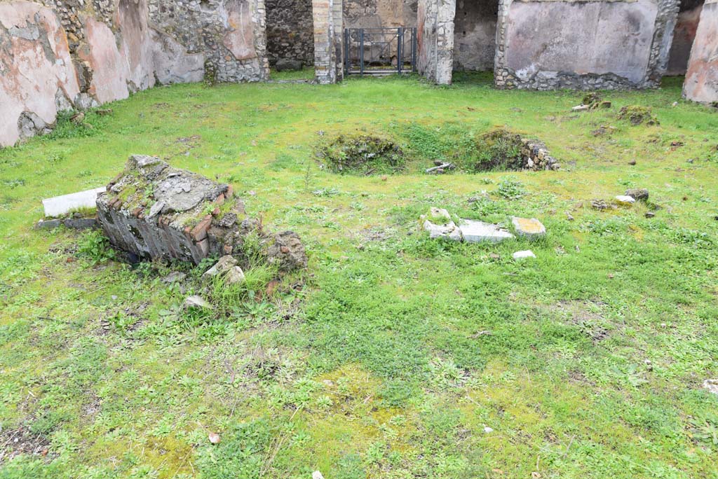 IX.5.18 Pompeii. March 2017. Room b, looking south from north side of pool, with remains of table base.
Foto Christian Beck, ERC Grant 681269 DÉCOR.
