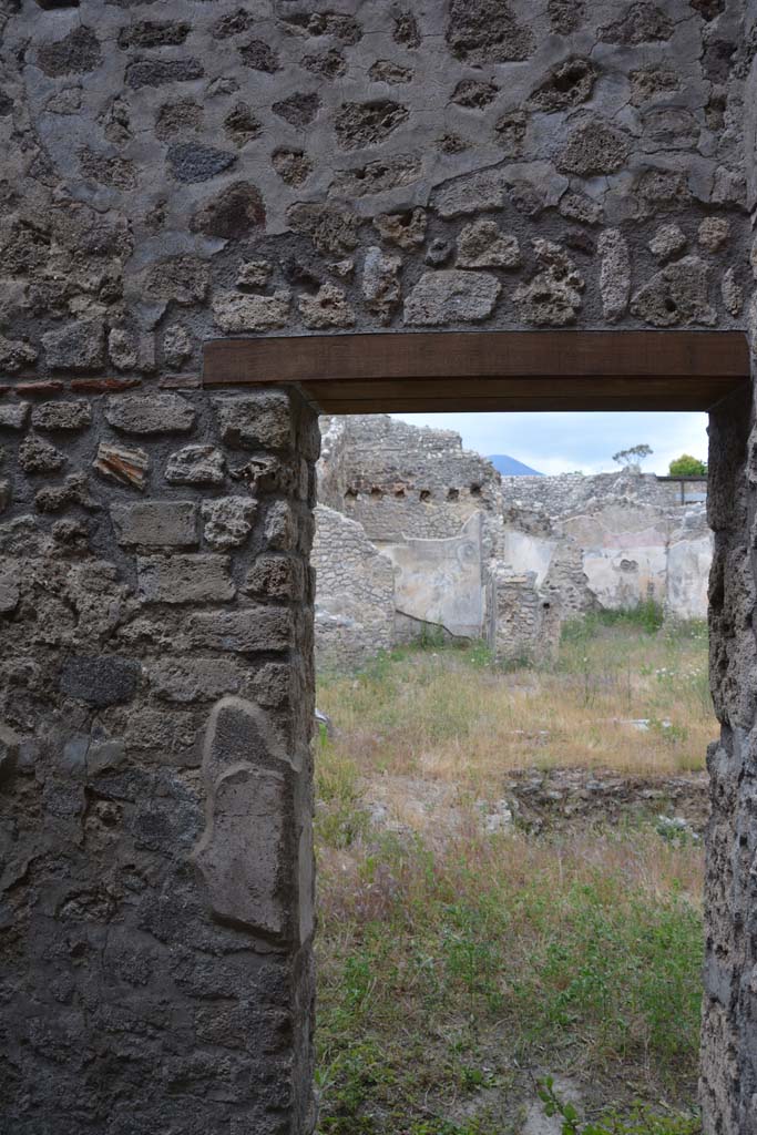 IX.5.18 Pompeii. May 2017. Room c, looking north through doorway into atrum/garden.
Foto Christian Beck, ERC Grant 681269 DÉCOR.

