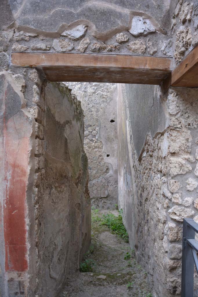 IX.5.18 Pompeii. May 2017. Room c, looking east along line of stairs to upper floor.
Foto Christian Beck, ERC Grant 681269 DÉCOR.

