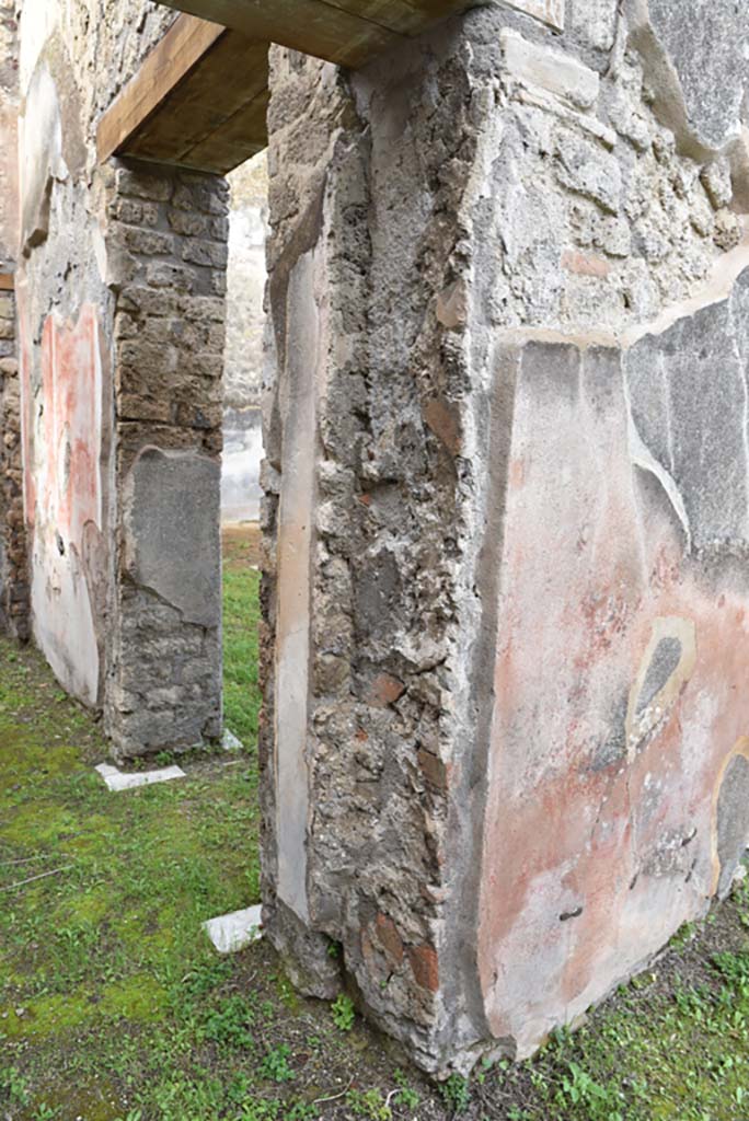 IX.5.18 Pompeii. March 2018. 
Room “d”, north side of entrance doorway from atrium “b”, looking west.
Foto Annette Haug, ERC Grant 681269 DÉCOR.
