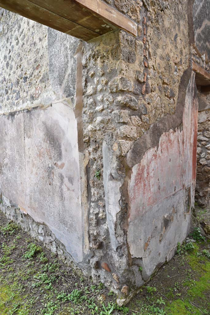 IX.5.18 Pompeii. March 2018. Room “d”, south side of doorway towards atrium “b”, looking east. 
Foto Annette Haug, ERC Grant 681269 DÉCOR.
