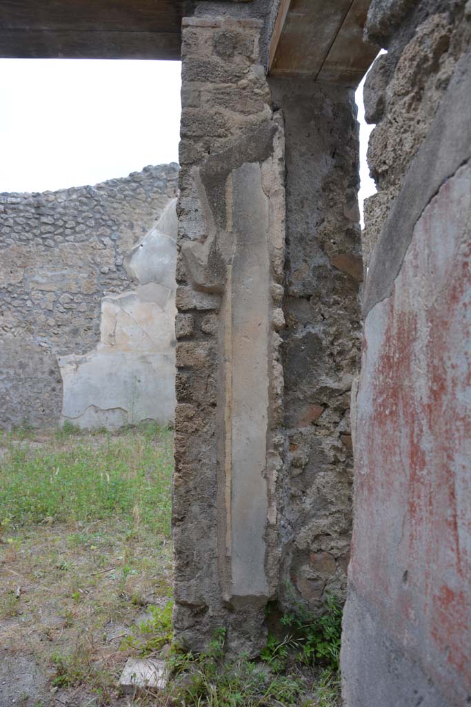 IX.5.18 Pompeii. May 2017. Room “d”, north-east corner, with two doorways.
The doorway on the left leading into triclinium “f”.
Foto Christian Beck, ERC Grant 681269 DÉCOR.

