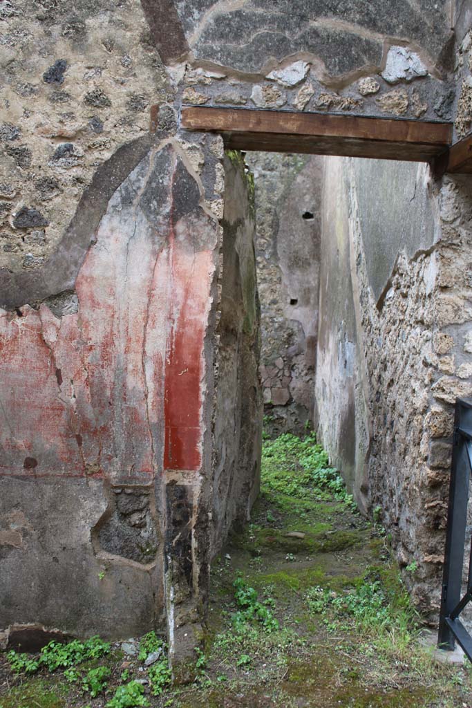 IX.5.18 Pompeii. May 2019. Room d, east wall at south end, on left.
On the right is the entrance doorway at IX.5.19, an entrance doorway opening to stairs to an upper floor. 
Foto Christian Beck, ERC Grant 681269 DÉCOR.

