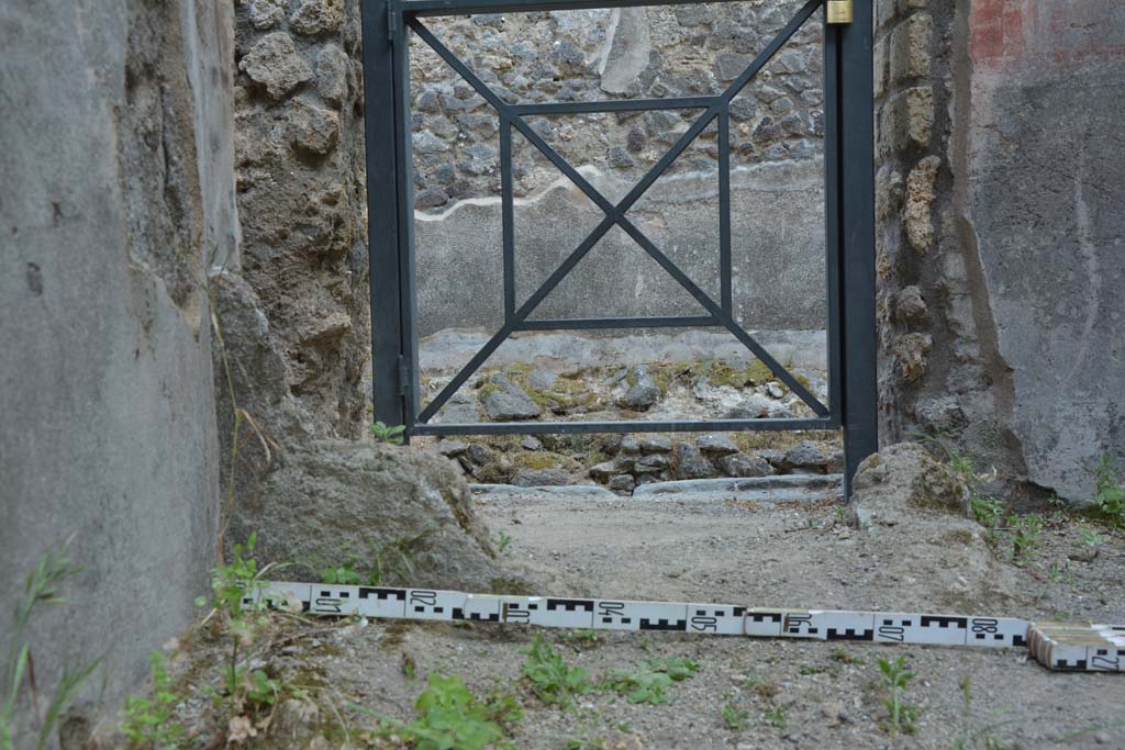 IX.5.18 Pompeii. May 2017. 
Room d, looking south towards remains of wall that would have formed the south-east corner of room d.
Foto Christian Beck, ERC Grant 681269 DÉCOR.
