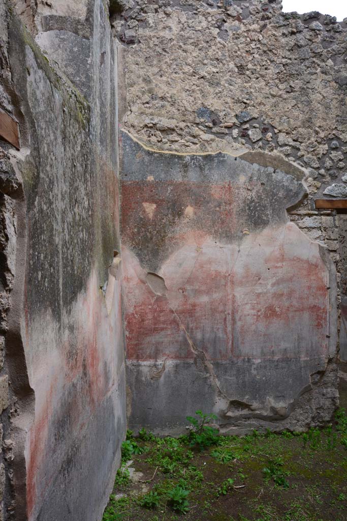 IX.5.18 Pompeii. March 2017. 
Room d, looking west along south wall towards south-west corner and west wall.
Foto Christian Beck, ERC Grant 681269 DÉCOR.
