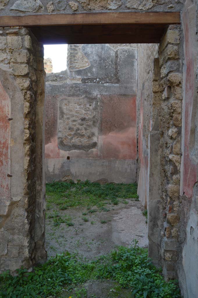 IX.5.18 Pompeii. October 2017. Looking west through doorway into room “e”, from room “d”. 
Foto Taylor Lauritsen, ERC Grant 681269 DÉCOR.
