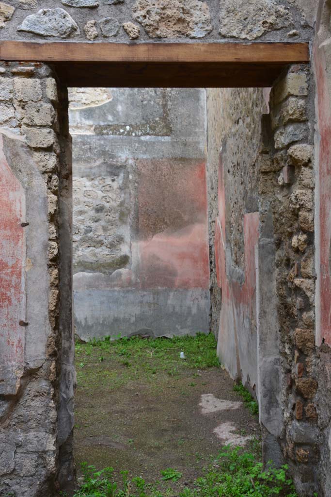 IX.5.18 Pompeii. March 2017. Room “d”, looking west through doorway into room “e”.
Foto Christian Beck, ERC Grant 681269 DÉCOR.
