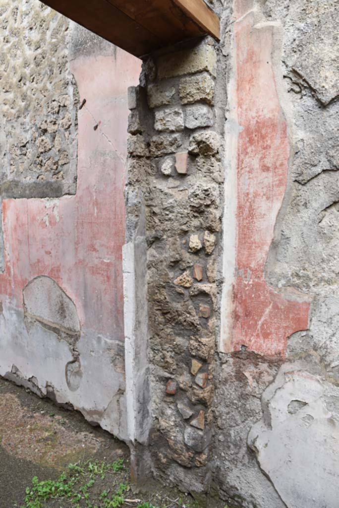 IX.5.18 Pompeii. March 2018. 
Room “d”, looking west towards north side of doorway into room “e”. 
 Foto Annette Haug, ERC Grant 681269 DÉCOR.
