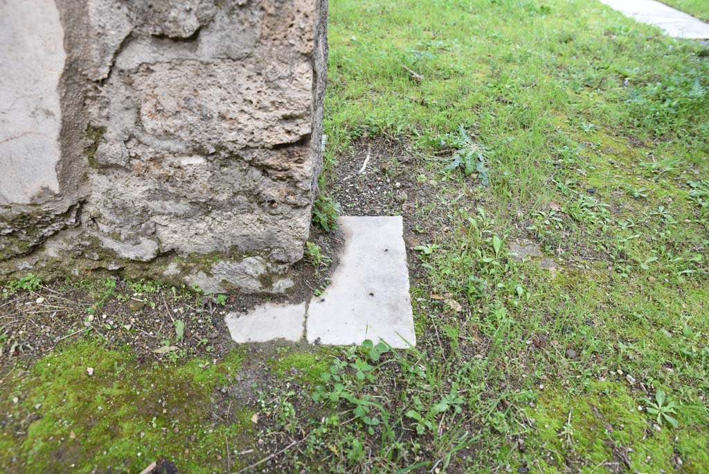 IX.5.18 Pompeii. March 2018. Room “d”, detail of threshold on west side of doorway in north wall into triclinium “f”.
Foto Annette Haug, ERC Grant 681269 DÉCOR.

