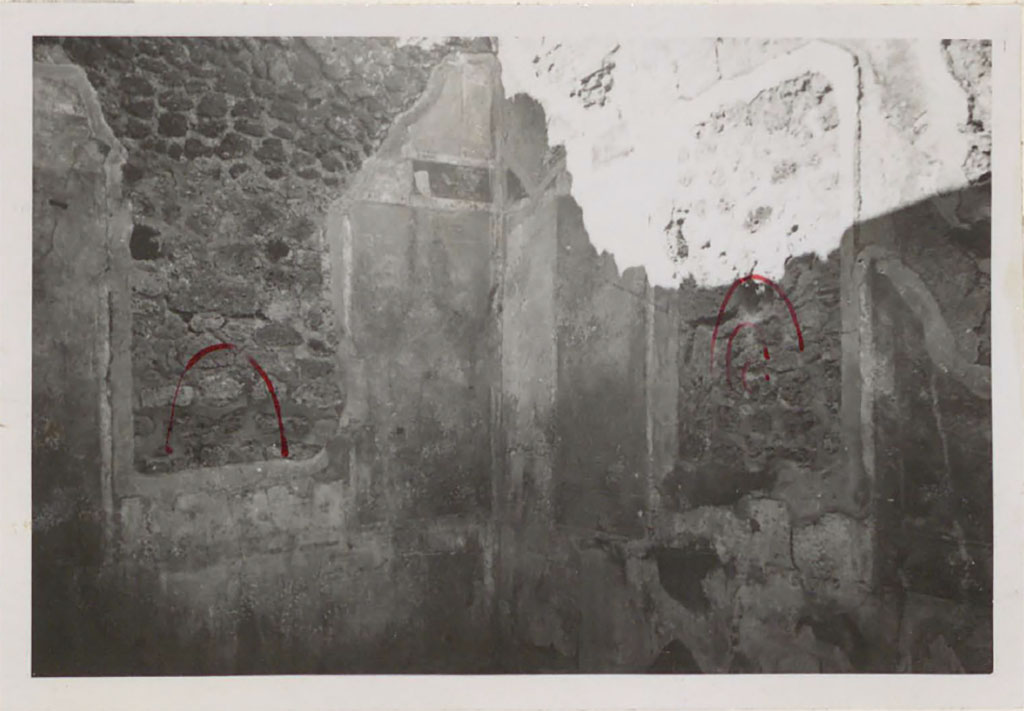 IX.5.18 Pompeii. Pre-1942. Room “e”, looking towards west wall where the painting of Medea was cut from, on left.
On right, the north wall where the painting of Paris and Helen was cut from.
See Warscher, T. 1942. Catalogo illustrato degli affreschi del Museo Nazionale di Napoli. Sala LXXIX. Vol.1. Rome, Swedish Institute.
