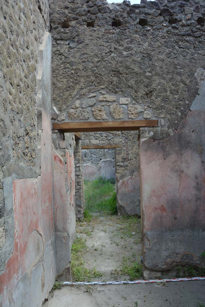 IX.5.18 Pompeii. May 2017. Room e, looking towards doorway in east wall into room d.
Foto Christian Beck, ERC Grant 681269 DÉCOR.
