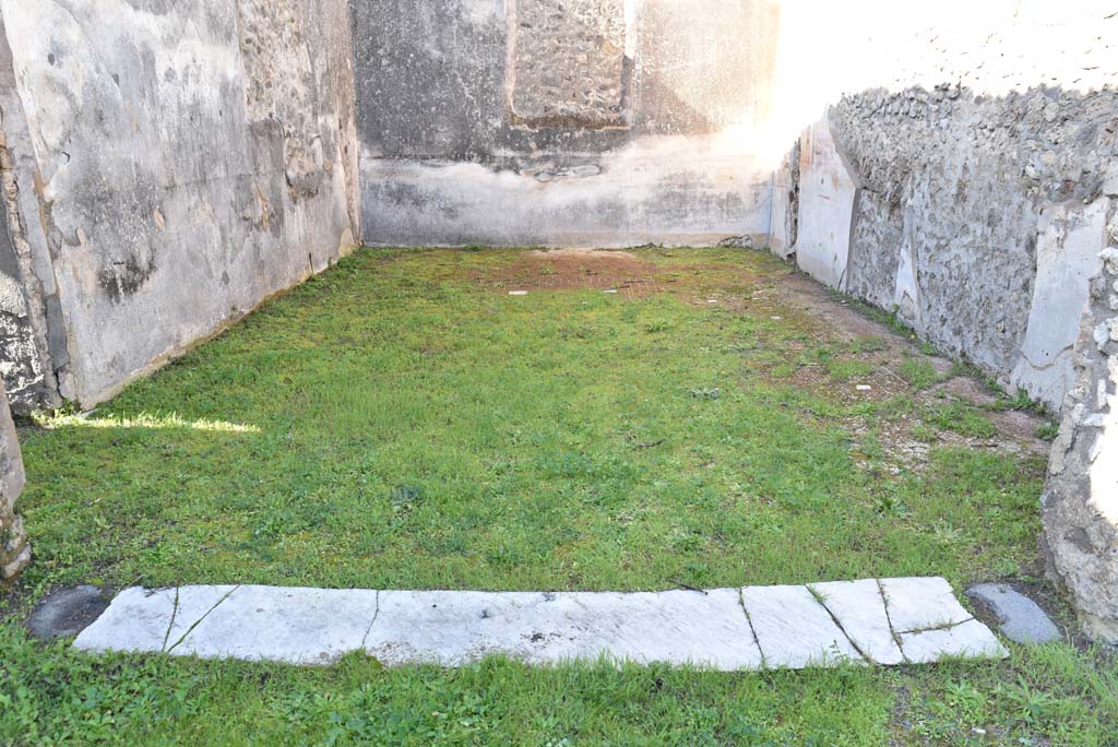 IX.5.18 Pompeii. March 2018. Triclinium “f”, looking west across threshold from atrium “b”.
Foto Annette Haug, ERC Grant 681269 DÉCOR.
