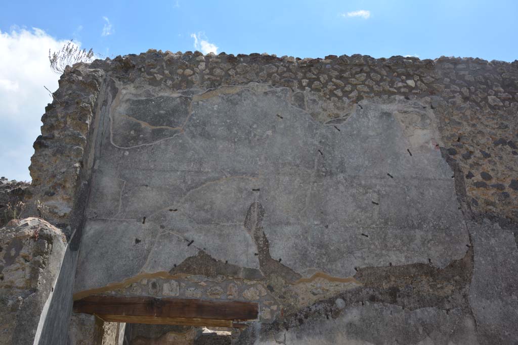 IX.5.18 Pompeii. May 2017. Room “f”, upper south wall above doorway at east end. 
Foto Christian Beck, ERC Grant 681269 DÉCOR.
