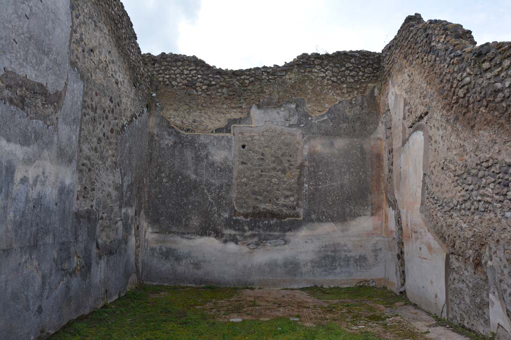 IX.5.18 Pompeii. March 2018. Room “f”, looking towards west end of triclinium. 
Foto Annette Haug, ERC Grant 681269 DÉCOR.

