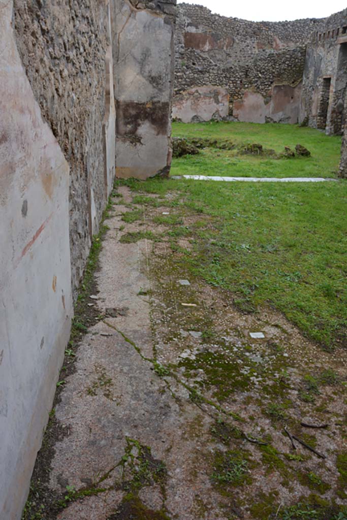 IX.5.18 Pompeii. March 2018. Triclinium “f”, looking east along flooring near north wall.  
Foto Annette Haug, ERC Grant 681269 DÉCOR.
