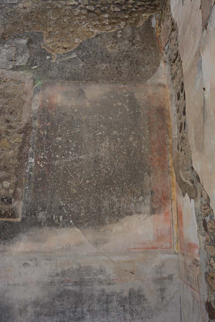 IX.5.18 Pompeii. March 2018. Triclinium “f”, detail from west wall at north end. 
Foto Annette Haug, ERC Grant 681269 DÉCOR.


