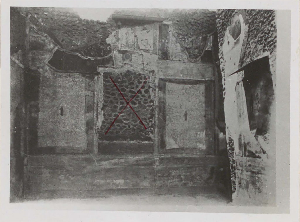 IX.5.18 Pompeii. Pre-1942. Room “f”, west wall of large triclinium/exedra. 
In the centre panel would have been the painting of Jason and Pelias.
On the right, north wall, is the painting of Pentheus and Dionysus? (partly still in situ). 
See Warscher, T. 1942. Catalogo illustrato degli affreschi del Museo Nazionale di Napoli. Sala LXXIX. Vol.1. Rome, Swedish Institute. 
Note: Photo flipped, as the Catalogo original is in reverse.
