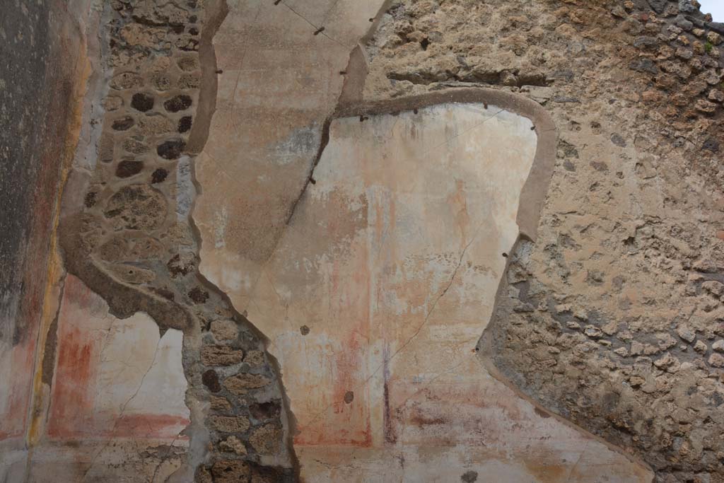 IX.5.18 Pompeii. March 2018. 
Triclinium “f”, detail of remaining painted decoration on north wall at west end. 
Foto Annette Haug, ERC Grant 681269 DÉCOR.
