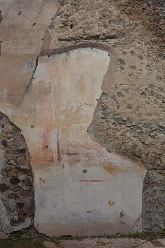 IX.5.18 Pompeii. March 2018. 
Triclinium “f”, detail of remaining painting on north wall towards west end. 
Foto Annette Haug, ERC Grant 681269 DÉCOR.
