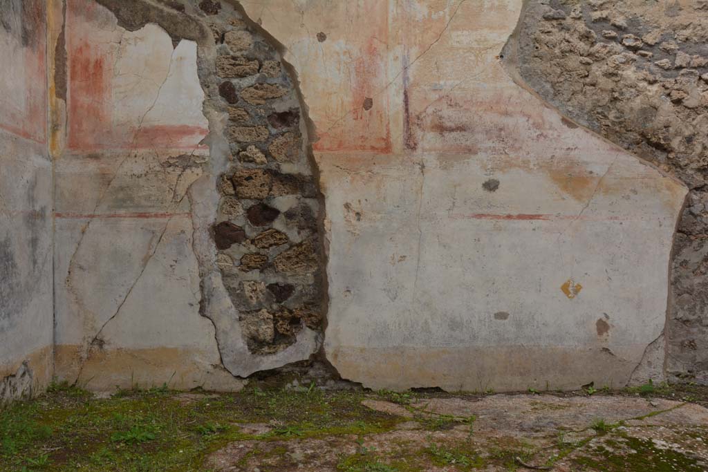 IX.5.18 Pompeii. March 2018. Room “f”, detail of lower north wall at west end.
Foto Annette Haug, ERC Grant 681269 DÉCOR.
