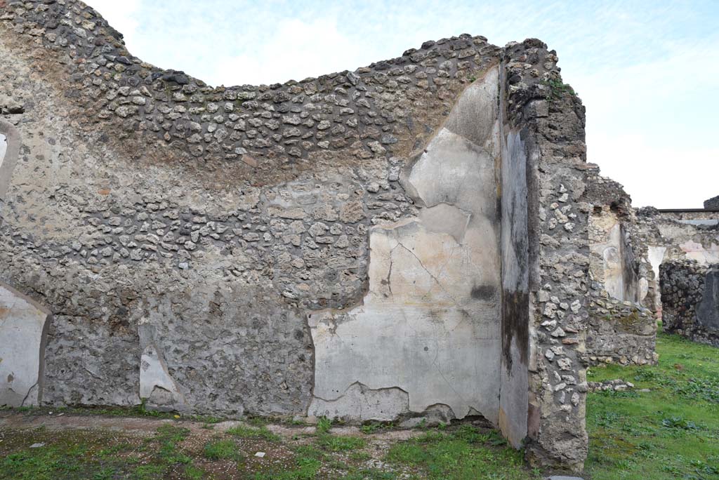 IX.5.18 Pompeii. March 2018. Room “f”, looking towards north wall at east end, with atrium “b”, on right.
Foto Annette Haug, ERC Grant 681269 DÉCOR


