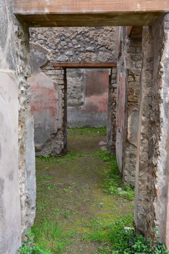 IX.5.18 Pompeii. March 2017. 
Room d, looking west through doorway from atrium b, across room d, and into room e.
Foto Christian Beck, ERC Grant 681269 DÉCOR.

