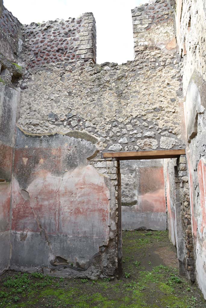 IX.5.18 Pompeii. March 2018. Room “d”, west wall with doorway into room “e”.
Foto Annette Haug, ERC Grant 681269 DÉCOR.
