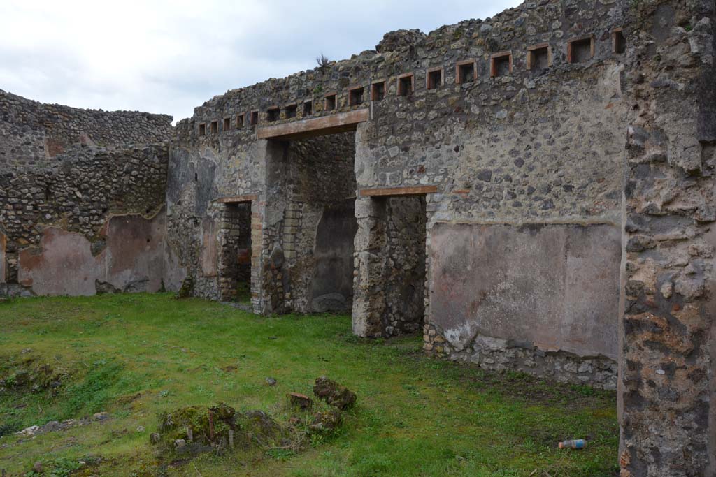 IX.5.18 Pompeii. March 2018. Atrium “b”, looking south-east from triclinium “f”, towards entrance doorway. 
Foto Annette Haug, ERC Grant 681269 DÉCOR.
