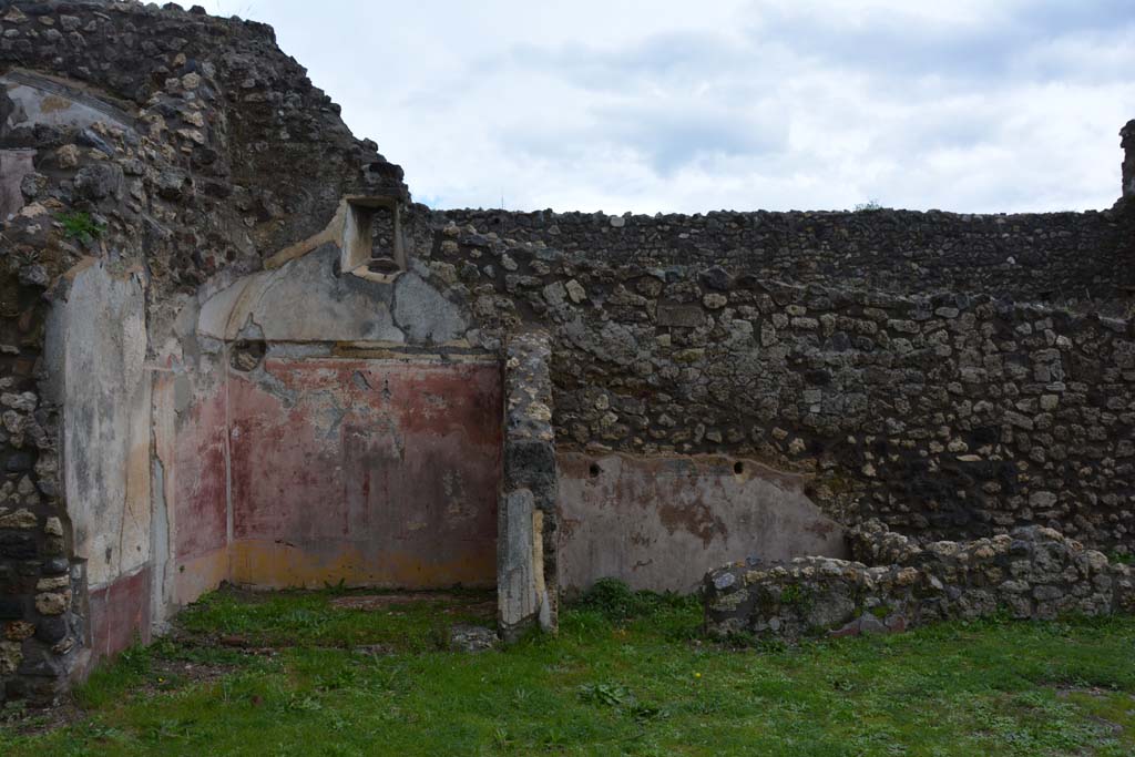 IX.5.18 Pompeii. March 2018.  Room “n”, on left, and room “m”, on right, on east side of room “l” (L).
Foto Annette Haug, ERC Grant 681269 DÉCOR.
