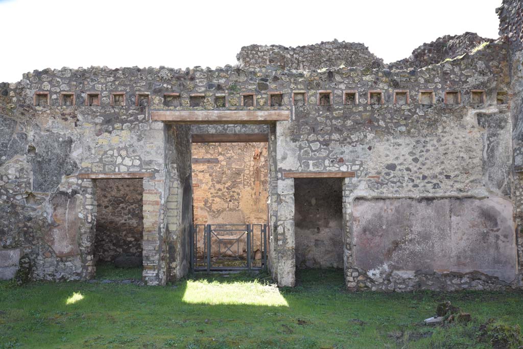 IX.5.18 Pompeii. March 2018. 
Looking towards doorways to rooms on south side of atrium/courtyard garden, with doorway to room “h”, on left, and room “c”, on right, of entrance corridor, in centre. 
Foto Annette Haug, ERC Grant 681269 DÉCOR.
