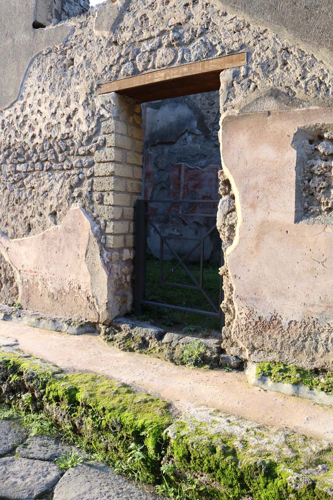 IX.5.19, Pompeii. December 2018. 
Looking north to entrance doorway. Photo courtesy of Aude Durand.

