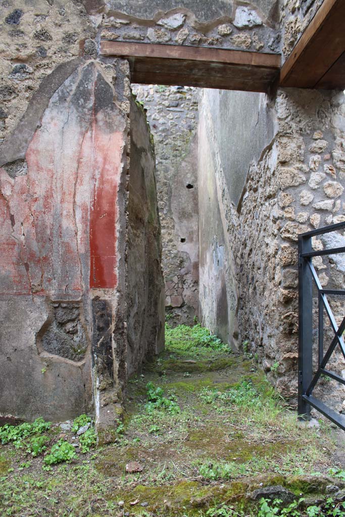 IX.5.18/19 Pompeii. May 2019. 
Room c, looking east, with line of stairs to upper floor on south wall.
On the right is the entrance doorway at IX.5.19.
Foto Christian Beck, ERC Grant 681269 DÉCOR.

