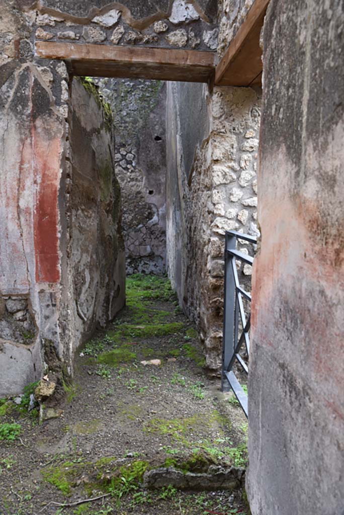 IX.5.18/19 Pompeii. March 2018.  
Room “c”, looking east, with line of stairs to upper floor on south wall.
On the right is the entrance doorway at IX.5.19.
Foto Annette Haug, ERC Grant 681269 DÉCOR.
