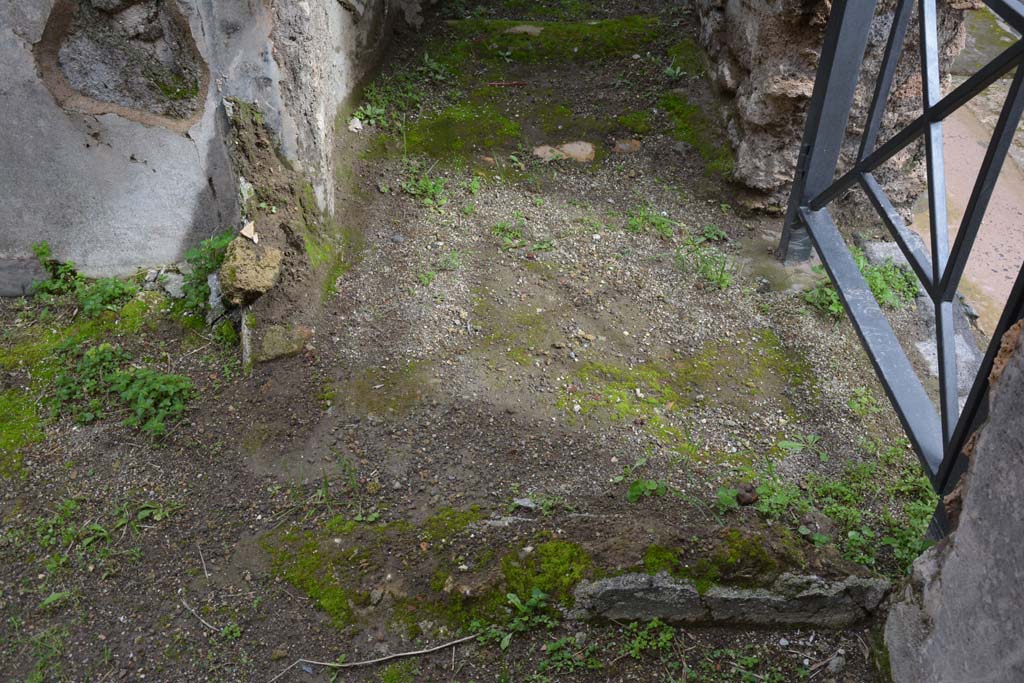 IX.5.18/19 Pompeii. March 2018. Room “c”, looking east from entrance at IX.5.19.
Detail of the remains of two walls which would have formed a small square room at the base of the stairs to the upper floor.
Foto Annette Haug, ERC Grant 681269 DÉCOR.
