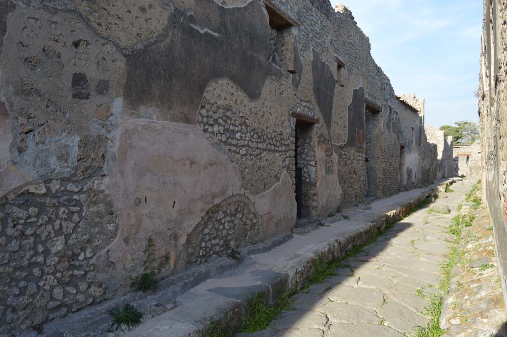 Unnamed vicolo, between IX.5 and IX.6, Pompeii. October 2017. Looking east along north side, towards IX.5.19/18, in centre.
Foto Taylor Lauritsen, ERC Grant 681269 DÉCOR.
