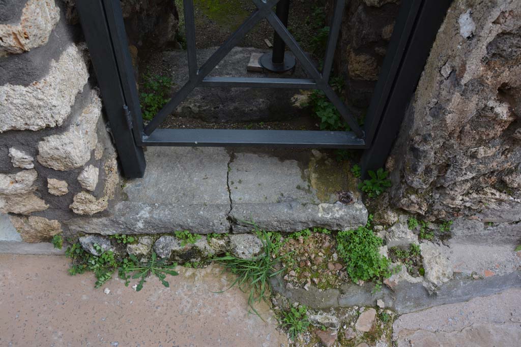 IX.5.20 Pompeii. March 2018. Doorway threshold, looking east from Vicolo di Tesmo.
Foto Annette Haug, ERC Grant 681269 DÉCOR.

