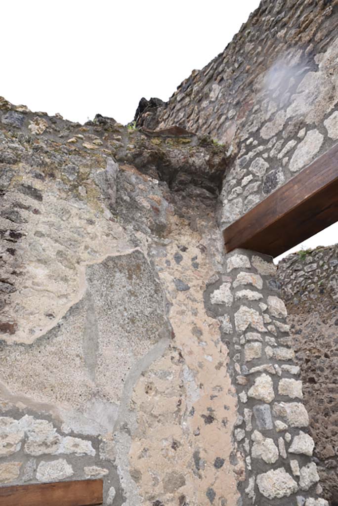 IX.5.21, Pompeii. March 2018. 
Upper south-west corner of corridor “q”, on south side of entrance doorway. 
Foto Annette Haug, ERC Grant 681269 DÉCOR.
