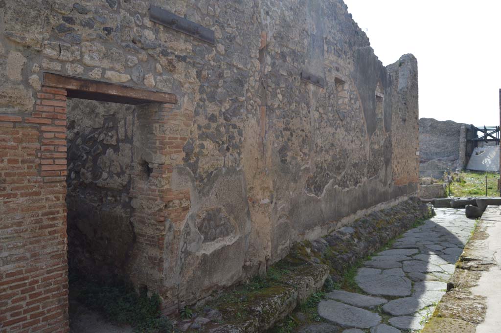 IX.6.6 Pompeii. March 2019. Looking west from doorway towards junction with Vicolo di Tesmo, on south side of Unnamed vicolo between IX.5 and IX.6.
Foto Taylor Lauritsen, ERC Grant 681269 DCOR.
