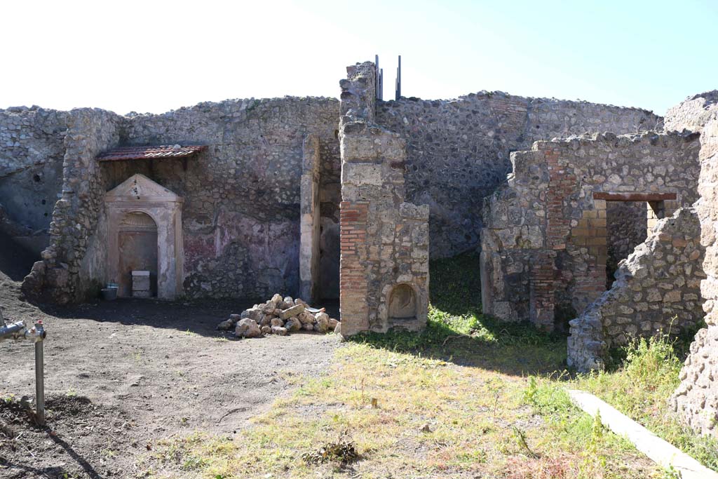 IX.6.8 Pompeii. February 2020. Looking west across atrium. Photo courtesy of Aude Durand.