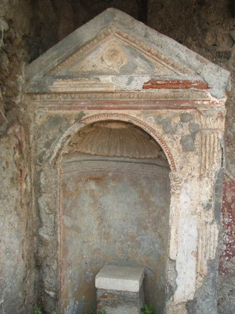 IX.6.8 Pompeii. May 2005. Aedicula lararium in garden area 9. The interior of the niche was coated with yellow stucco. It had a painting of a leafy tree with birds flying around it.