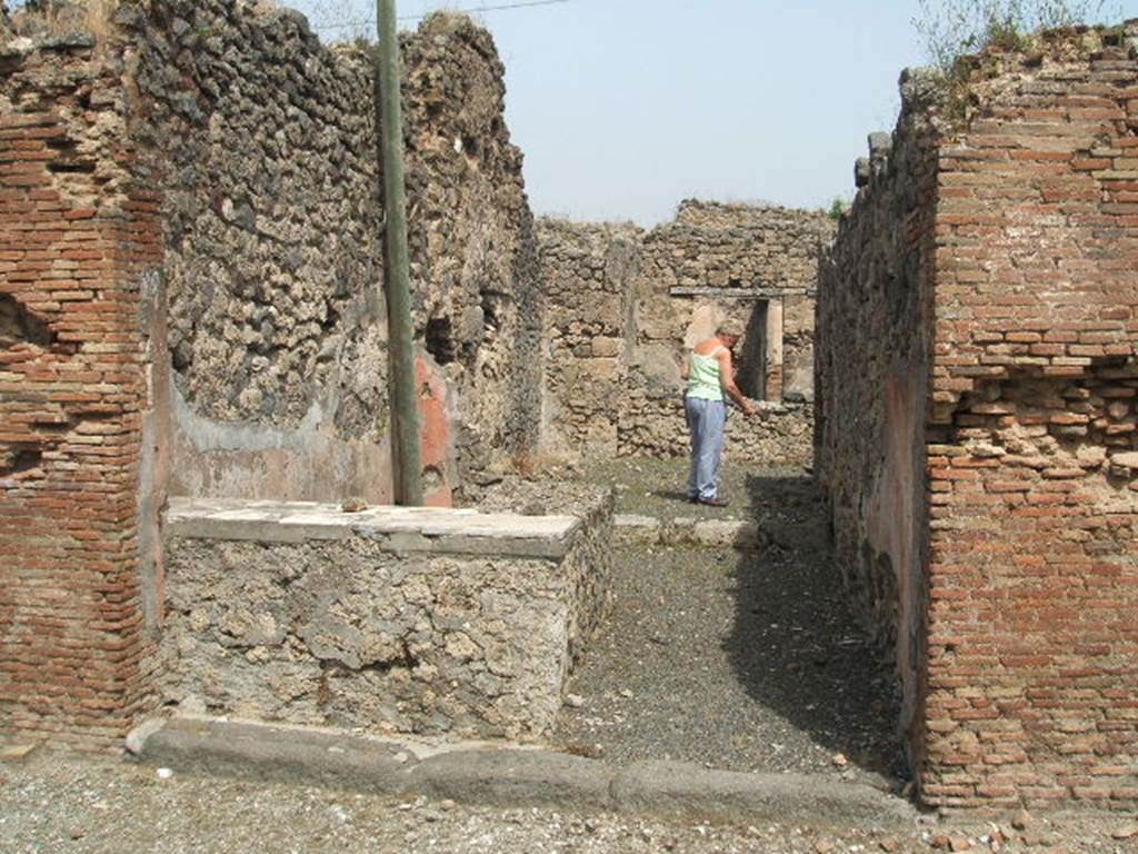 IX.6.b Pompeii. May 2003. Looking north across bar entrance. Photo courtesy of Nicolas Monteix.
.
