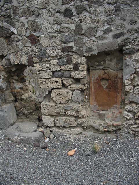 IX.6.b Pompeii. May 2005. Cistern mouth, near east wall of the kitchen.