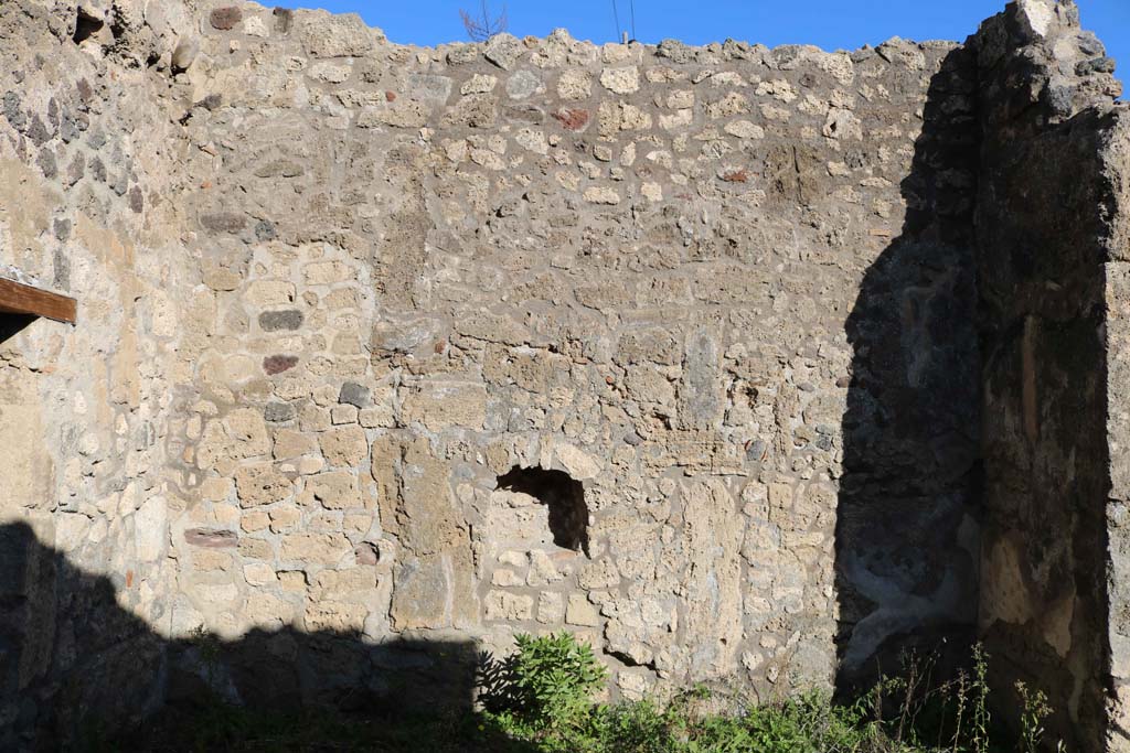 IX.6.e Pompeii. December 2018. East wall with niche. Photo courtesy of Aude Durand.