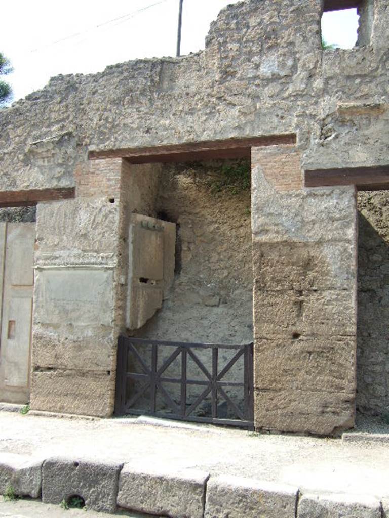 IX.7.9 Pompeii.  September 2004. Entrance doorway with plaster cast of door. 