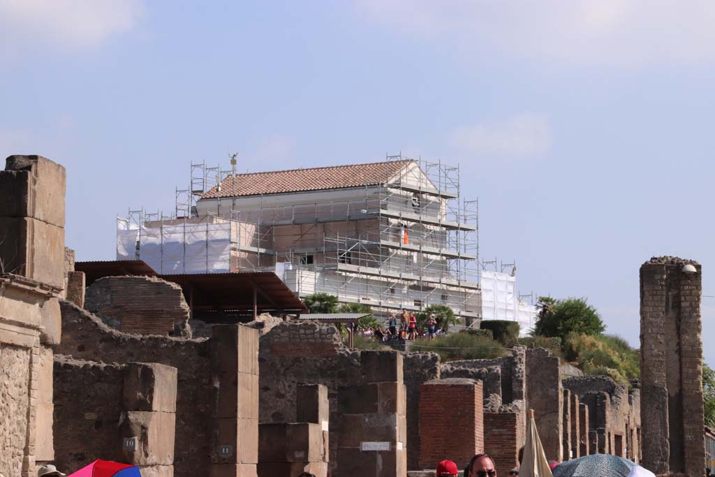 Pompeii. September 2019. Casina dell‘Aquila above IX.7.12, seen from Via dell’Abbondanza near VIII.5.29.
Photo courtesy of Klaus Heese. 
