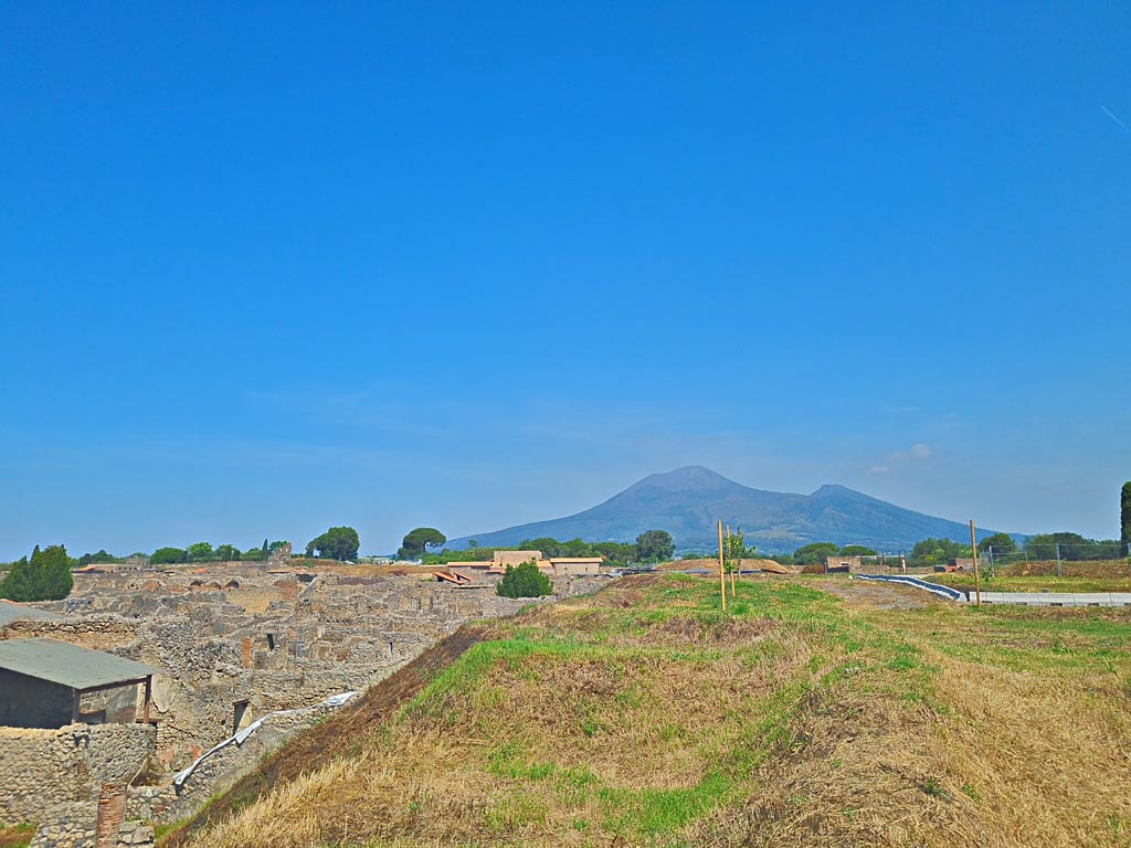 IX.7.12 Pompeii. June 2024. Looking north from above IX.7.12, rear of Casina dell’Aquila. Photo courtesy of Giuseppe Ciaramella.